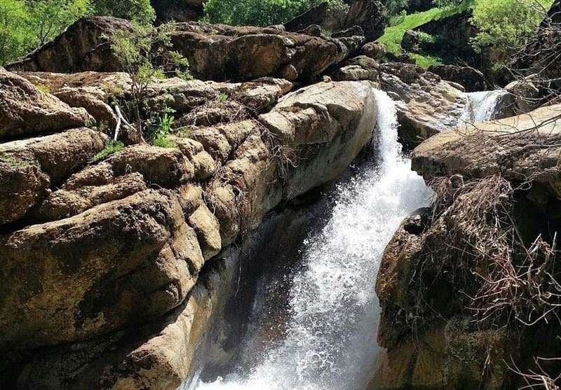آبشار کبوتر لو؛ آبشاری در دل صخره‌های رویایی